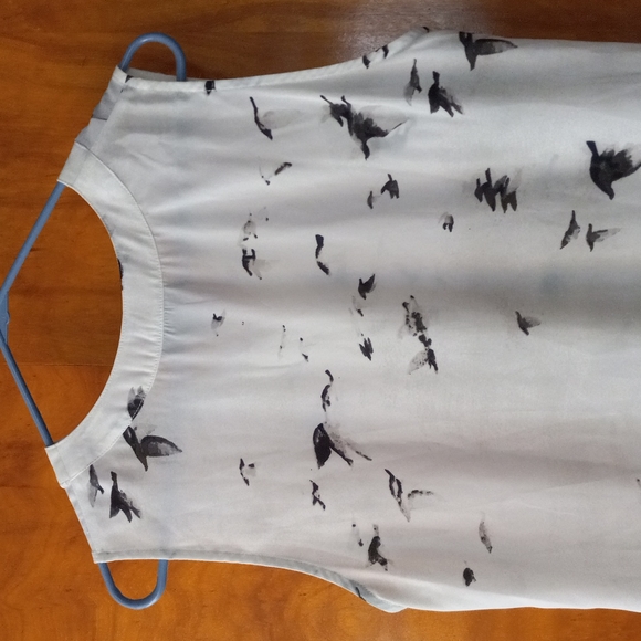 Nue Options White V-Neck Pleated Blouse With Bird Print *MED* - Picture 6 of 8
